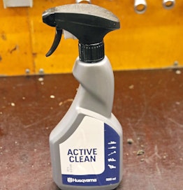 Metsävarusteiden- ja työkalujen valmistajilla on myös omia puhdistusaineita. Husqvarnalla sellainen on Active Clean, jota on nyt saatavilla helppokäyttöisessä ruiskupullossa. Koneviesti kokeili, miten se puree erilaisiin kohteisiin.