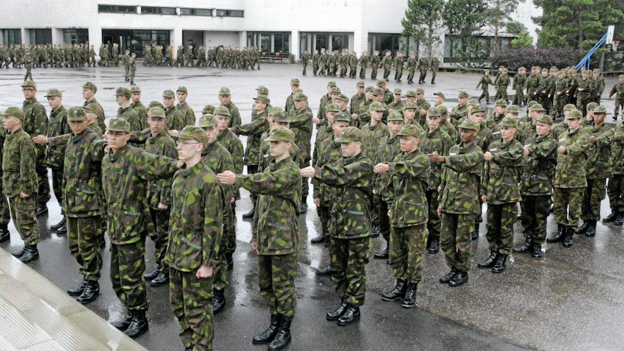 Puolustusvoimat Armeija sotilas Varusmieskomppaniat järjestäytyvät ruokailuun Porin Prikaatissa
Puolustusvoimat Armeija sotilas