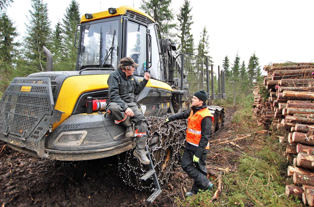 Metsätraktorinkuljettaja Reijo Pokka (vas.) ja mhy Länsi-Pohjan aluevastaava Tapani Peurasaari suunnittelevat maastoa säästävää puunajotaktiikkaa kuukausien sateiden pehmentämällä työmaalla Torniossa.