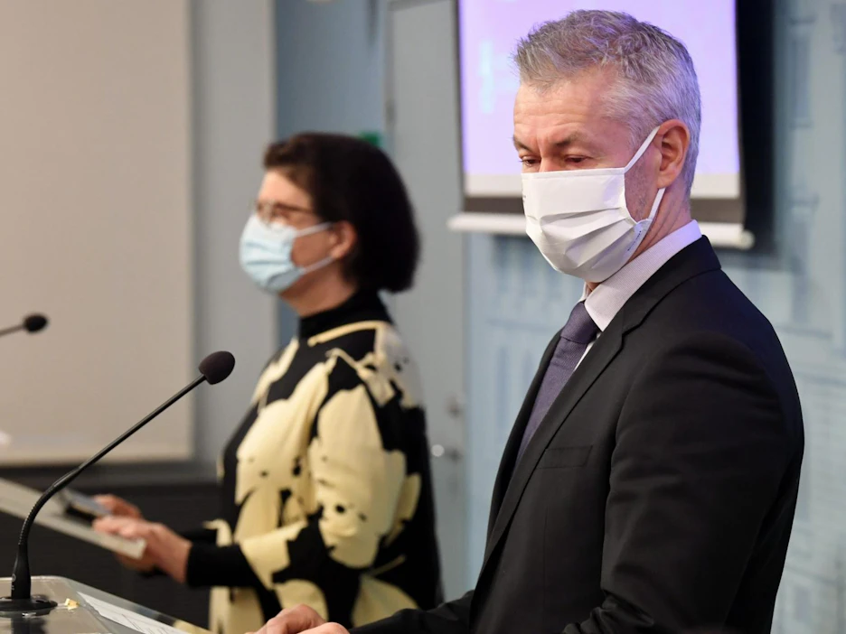 STM:n strategiajohtaja Liisa-Maria Voipio-Pulkki ja THL:n ylilääkäri Taneli Puumalainen koronakatsauksessa.
