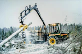 Lokomon yksi menestyneimmistä, ellei menestynein tuote oli vihreän kauden aloittanut Lokomo 909T ja kehitysversio FMG 910. Se oli voimakas ”kymppitonniluokan” kuormatraktori, joka iski kultasuoneen 1983 ja mallia valmistettiin vuosikausia lähes samalla konseptilla. Tämäkin päivänä se on kysytty kone käytettynä. (Lusto/Metsätehon kokoelma)