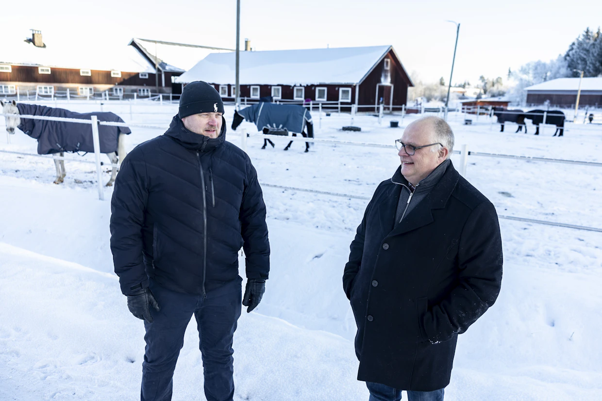 Koulutuspäällikkö Timo Lepistö ja tilanhoitaja Ilkka Boberg iloitsevat Osaran kehityksestä ja uudesta hevostalouden koulutuksesta.