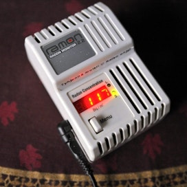 Radonmittari mittaa kodin radonkaasua. LEHTIKUVA / PEKKA SAKKI