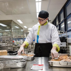 Opiskelija Samppa Peurala valmisteli torstaina perjantain lounasta Espoo Cateringin keittiössä. Kaupungin laitoksissa tarjotaan pääasiassa kotimaista broileria.