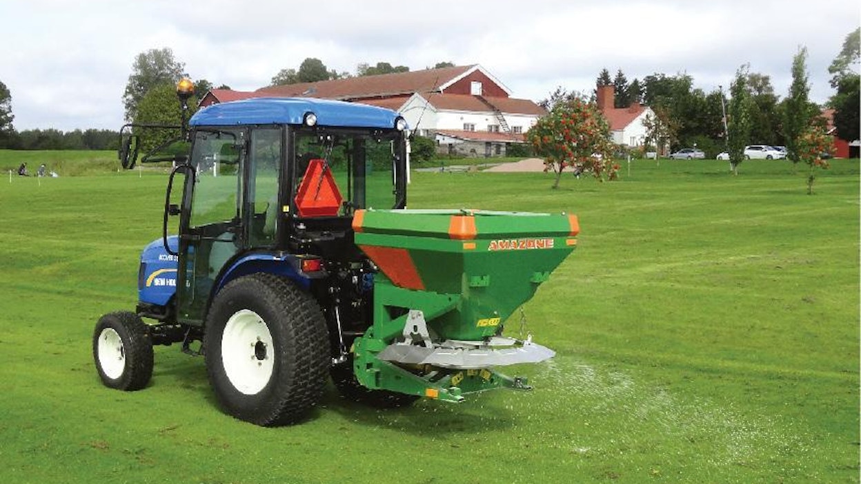 Amazonen levittimessä oli kokeilun aikana 14 sentin korkuinen korokereuna, jonka ansiosta säiliön tilavuus kasvoi 130 litralla. New Holland Boomer 35 painaa 1 450 kiloa, joten levittimen kanssa työskentely onnistuu myös ilman etupään lisäpainoa.