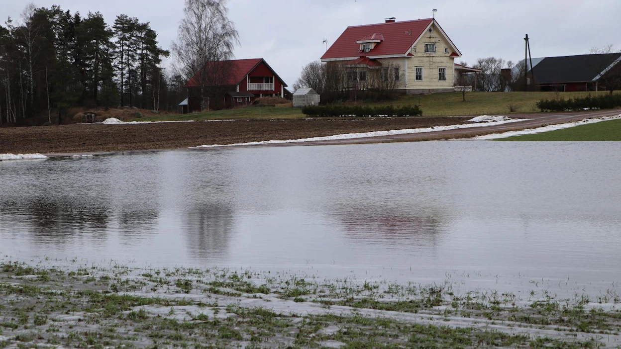 Tulvavesi kerääntyi pellolle Rautjärvellä tiistaina.