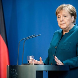 Saksalaismedioiden näkemien dokumenttien mukaan liittokansleri Angela Merkel suunnittelee, että testimäärää kasvatettaisiin jopa 200 000 testiin päivässä. LEHTIKUVA/AFP