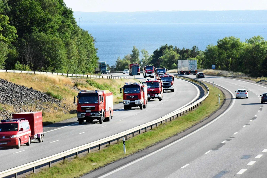 Puolalaisia paloautoja saapui viime viikolla Ruotsiin auttamaan metsäpalojen sammutuksessa. LEHTIKUVA / AFP