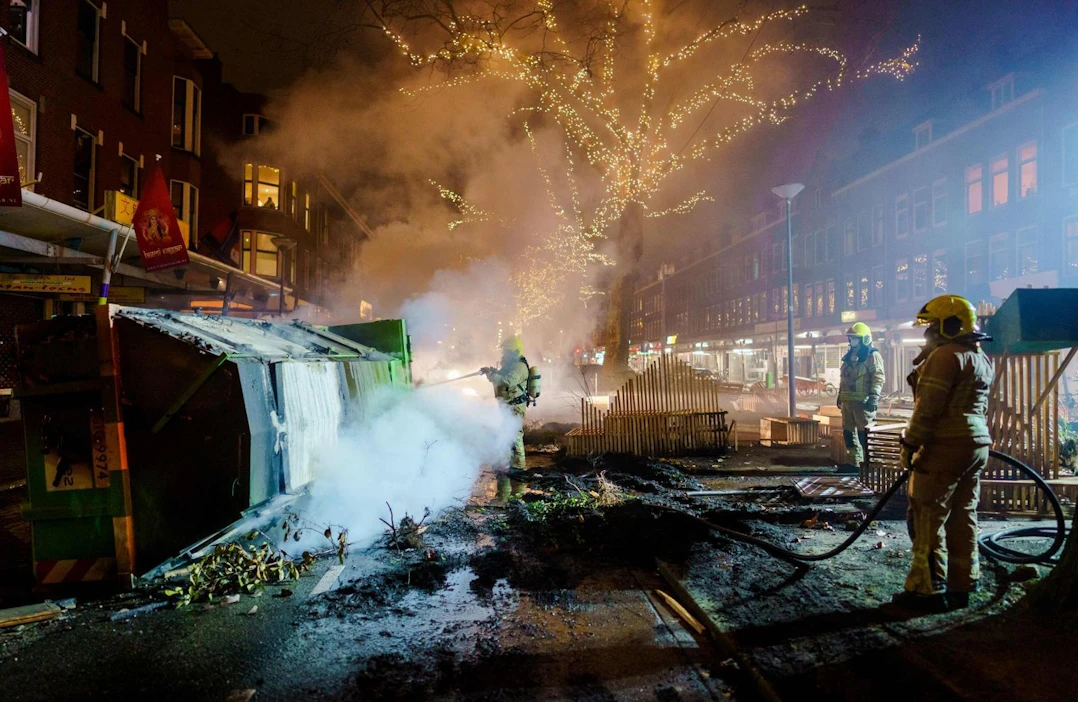 Väkivaltaiset koronaprotestit ovat jatkuneet Hollannissa. Rotterdamissa poliisi on ampunut varoituslaukauksia ja käyttänyt kyynelkaasua.
