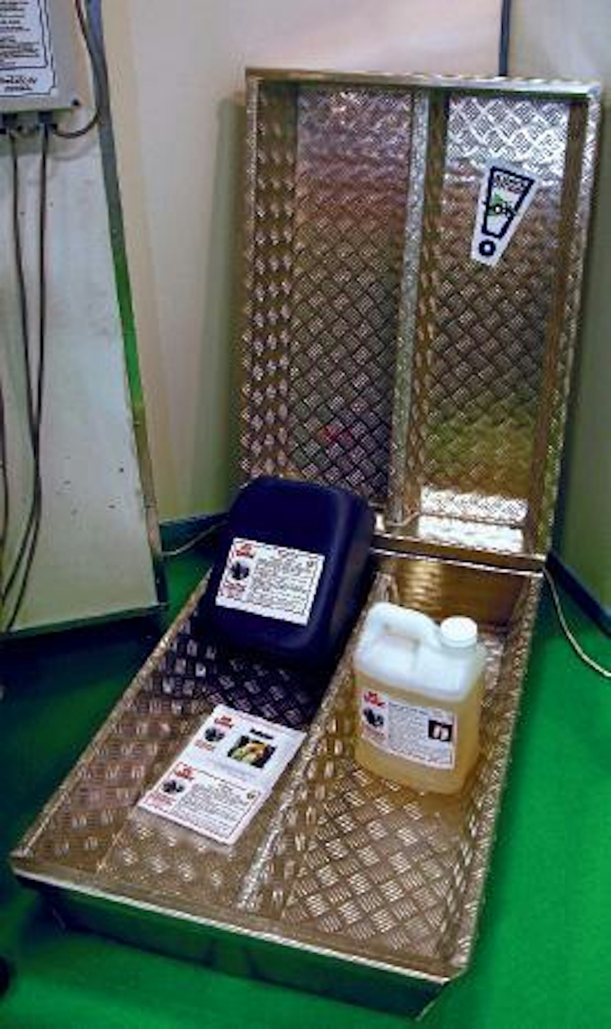 FinnLacton uusi sorkkahuuhtelu- ja desinfiointiallas on valmistettu kestävästä ja kevyestä merialumiinista. Altaan pituus on 1 metri, ja niitä voidaan asettaa peräkkäin tarpeen mukaan. Desinfiointiaineiksi suositellaan uusia biohajoavia aineita.