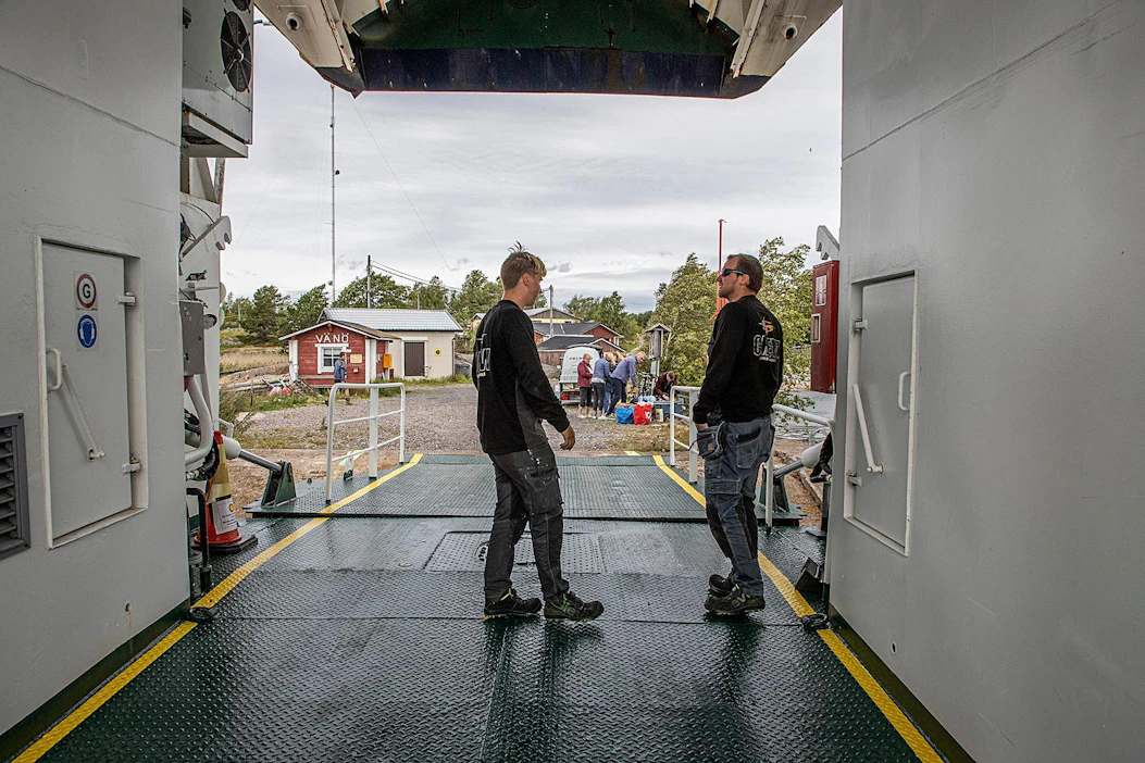 Yhteysalus kuljettaa matkustajien ohella saariin postia ja rahtia. Emil Lehtola ja Mats Holmström varmistavat, että saareen jäämässä olevat asiat jäävät sinne.