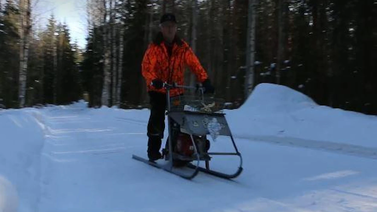 Trafin johtavan asiantuntijan mukaan Mansikkamäen polttomoottorikäyttöinen potkukelkka rinnastuu ajoneuvoluokkamääritelmien valossa hyvin moottorikelkkaan.