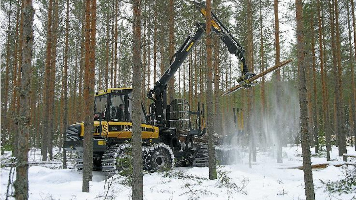 Roudattomana talvena pitää ajokoneessa olla riittävän kantavat telat, jos puut halutaan saada pois suolta. Tiaisen Ponsse Wisentissä on kahdet hyvin kantavat telat, joiden ansiosta kone ei herkästi sukella upoksiin.