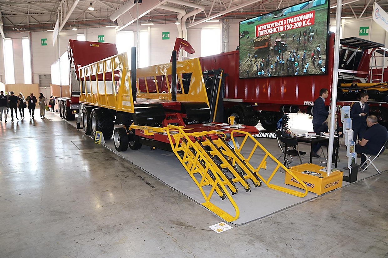 Zavod Kobzarenka on Ukrainan suurin perävaununvalmistaja, joka tekee kippivaunujen lisäksi paalienkeruuvaunuja. Keruuvaunu kuormaa pyöröpaalit, joiden halkaisija on 1,2–1,8 m ja paino enintään 600 kiloa. Valmistajan mukaan vaunun kapasiteetti on 1 000 kappaletta päivässä. Kuorma tyhjennetään joko kippaamalla tai pohjakuljettimen avulla. Vaunu näytti jämäkältä – mikä oli odotettua, koska Zavod tarkoittaa tehdasta. (UO)