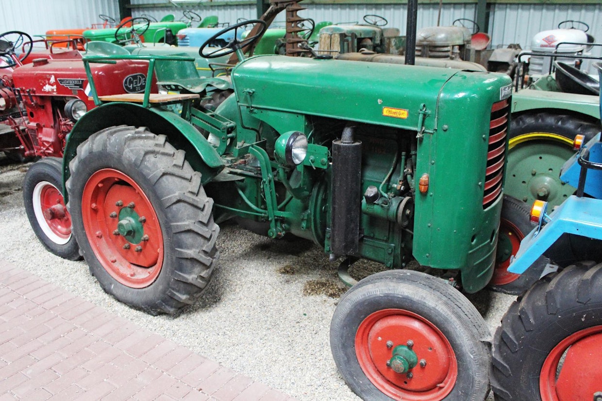 Vuoteen 1945 asti Berliinissä ja sen jälkeen Lyypekissä ja Hampurissa toiminut Deuliewag oli alun perin autotehdas, mutta vuonna 1937 valikoimaan lisättiin myös traktorit. Alussa moottorit ostettiin Güldnerilta, mutta koska tehtaalla oli sotien jälkeen toimitusvaikeuksia, vaihtui merkiksi MWM. Deuliewag D24 kuuluu 1940-luvun lopun mallistoon, moottori on 2-sylinterinen, vaihteita 4+R (Renk), 22 hv:n traktori painaa 1 700 kg. Vuonna 1952 toiminta todettiin kannattamattomaksi ja traktorivalmistus lopetettiin noin tusinan mallin jälkeen. (Sonsbeck)