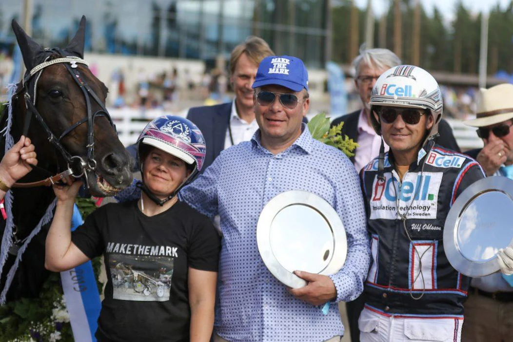 Team Makethemark. Superoriin uran ehkä tärkeimmät ihmiset: hoitaja Anne Raatikainen, valmentaja Petri Salmela ja todellinen hovikuski Ulf Ohlsson. Kuvasta näkyy "miltä nyt tuntuu".