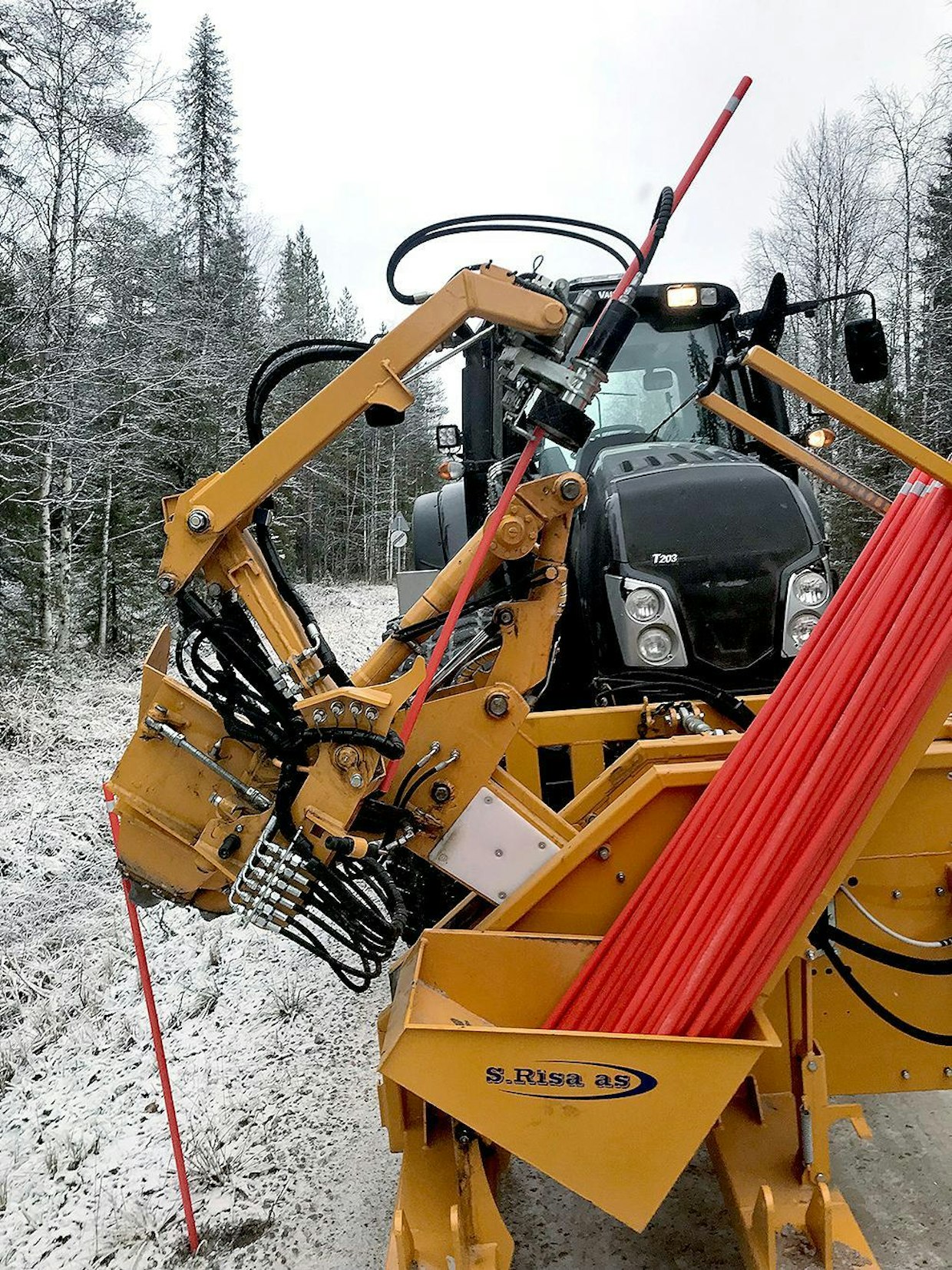 Kahdella pienellä kumirullalla ja anturilla varustettu nivelvarsi ottaa erehtymättä vain yhden viitan kerrallaan otteeseensa.