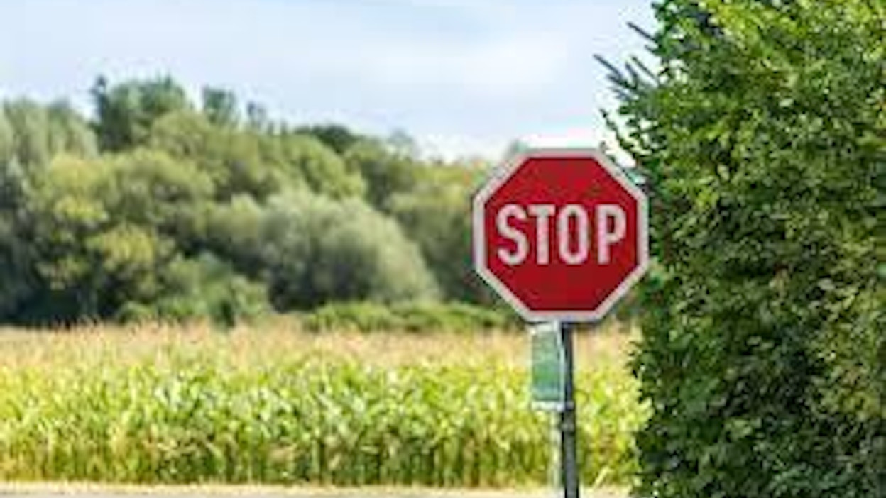 Stop-merkki velvoittaa pysähtymään ja väistämään risteyksen muuta, etuajo-oikeutetusta suunnasta tulevaa liikennettä.