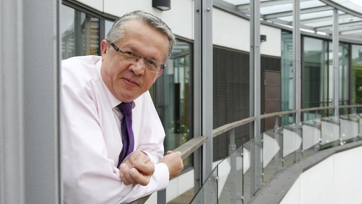 Perhe- ja peruspalveluministeri Juha Rehula vakuuttaa, että hänellä ei maito pala pohjaan.