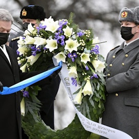 Tasavallan presidentti Sauli Niinistö laski seppeleen Hietaniemen hautausmaalla. LEHTIKUVA / HEIKKI SAUKKOMAA