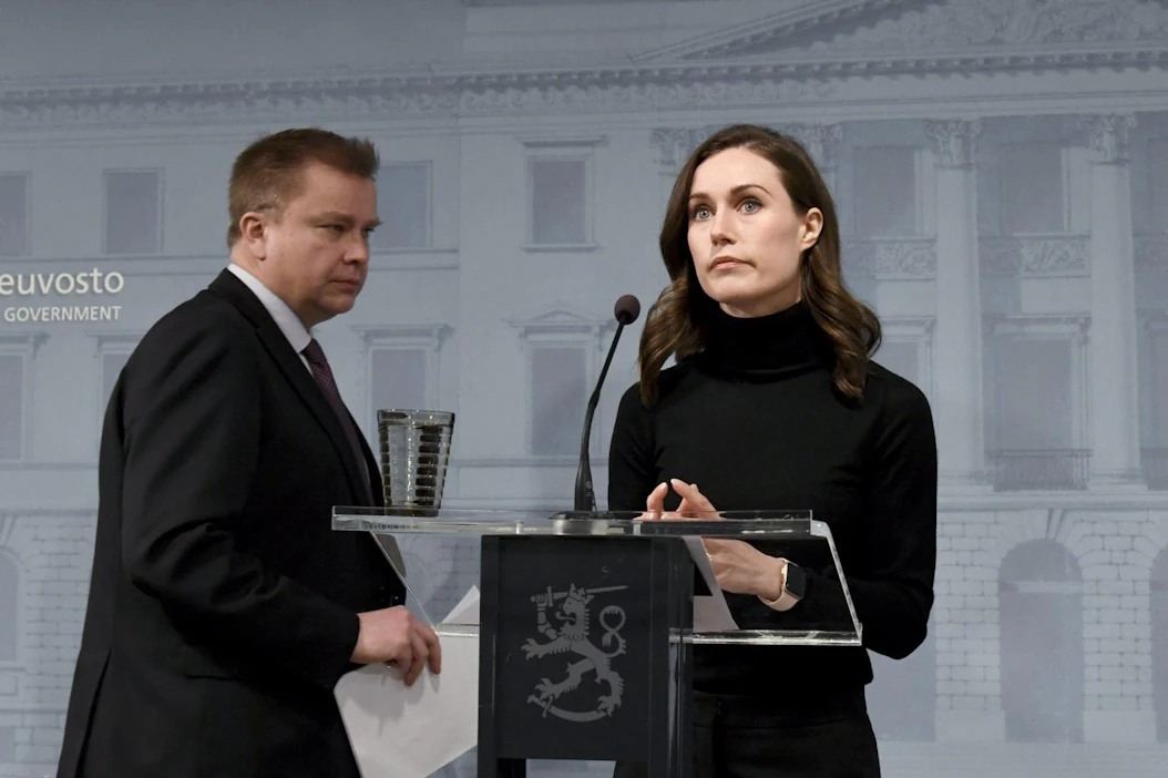 Puolustusministeri Antti Kaikkonen (vas.) ja pääministeri Sanna Marin (oik.) kertoivat hallituksen aseavusta Ukrainalle. LEHTIKUVA / Jussi Nukari