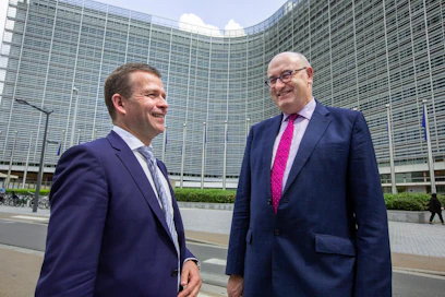 Maatalouskomissaari Phil Hogan vieraili Suomessa kokoomuksen Petteri Orpon vieraana. Molempien puolueet kuuluvat EU:ssa EPP-puolueeseen.