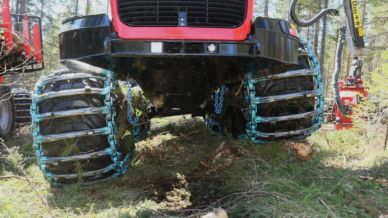 (Kuvan metsäkone ei liity tapaukseen).