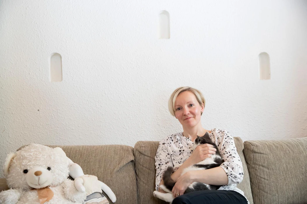 Kirjailija Tanja Kaarlelalla on miehensä kanssa raskaskoneiden korjaukseen erikoistunut yritys. Sylissä Aune-kissa.