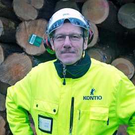 ”Arktisesta männystä rakennetut hirsitalot kestävät elämää useiden sukupolvien ajan”, sanoo Kontiotuotteen tehtaanjohtaja Tapio Anttonen.