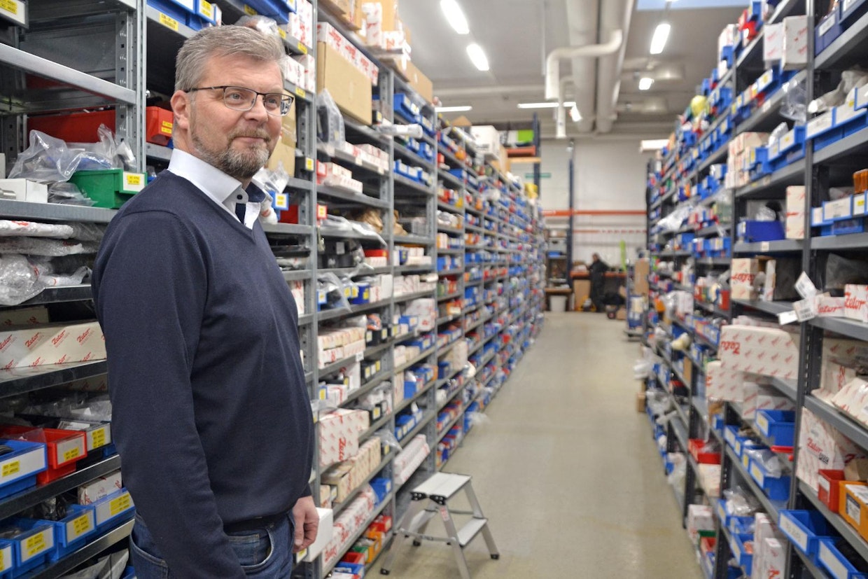 Peter Mattas hoitaa HCP:llä osaltaan myyntiä ja hallintoa Suomessa. Uudet tilat tulivat tarpeeseen, jotta etenkin varaosille saatiin lisää tilaa. Taustalla näkyy lähettämö.