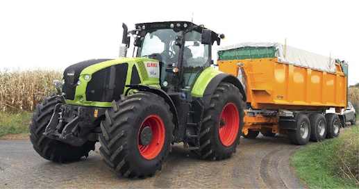 Claas 950 on iso traktori. Kuorman kanssa 30 tonnia painava perävaunu vaikuttaa melko pieneltä, kärryn lavan takana piileskelevästä pikkuautosta puhumattakaan.