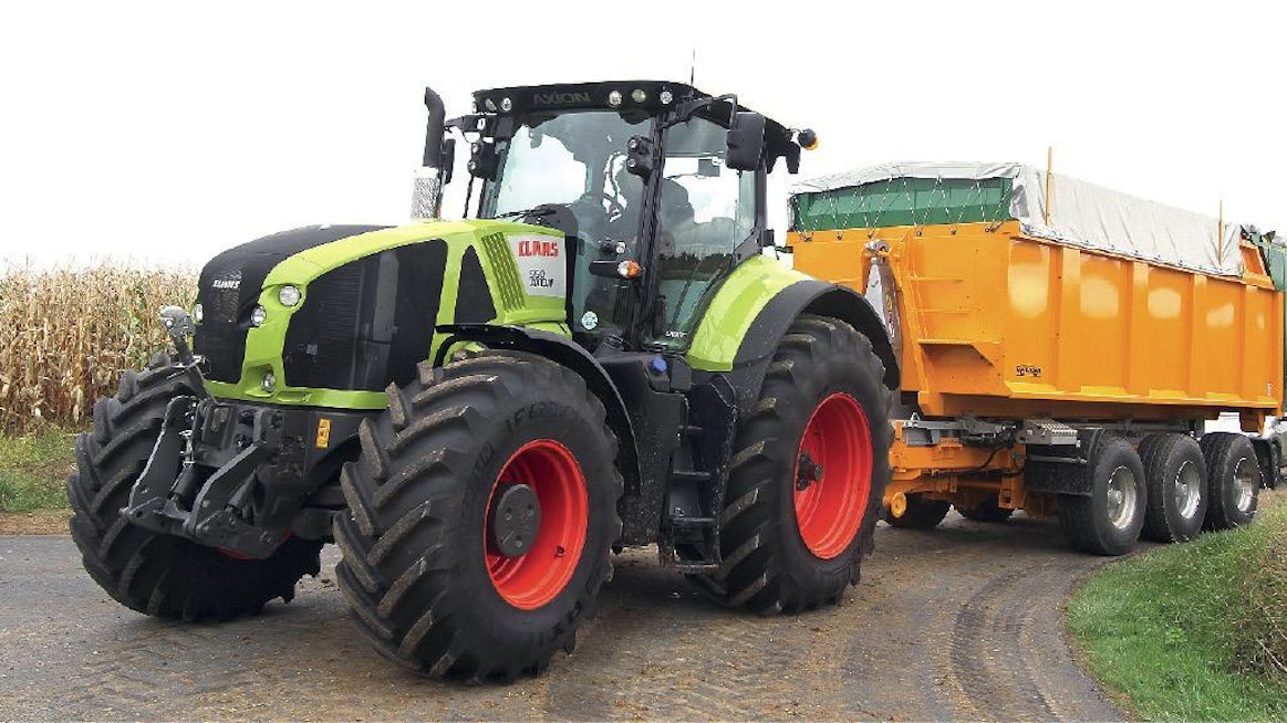 Claas 950 on iso traktori. Kuorman kanssa 30 tonnia painava perävaunu vaikuttaa melko pieneltä, kärryn lavan takana piileskelevästä pikkuautosta puhumattakaan.