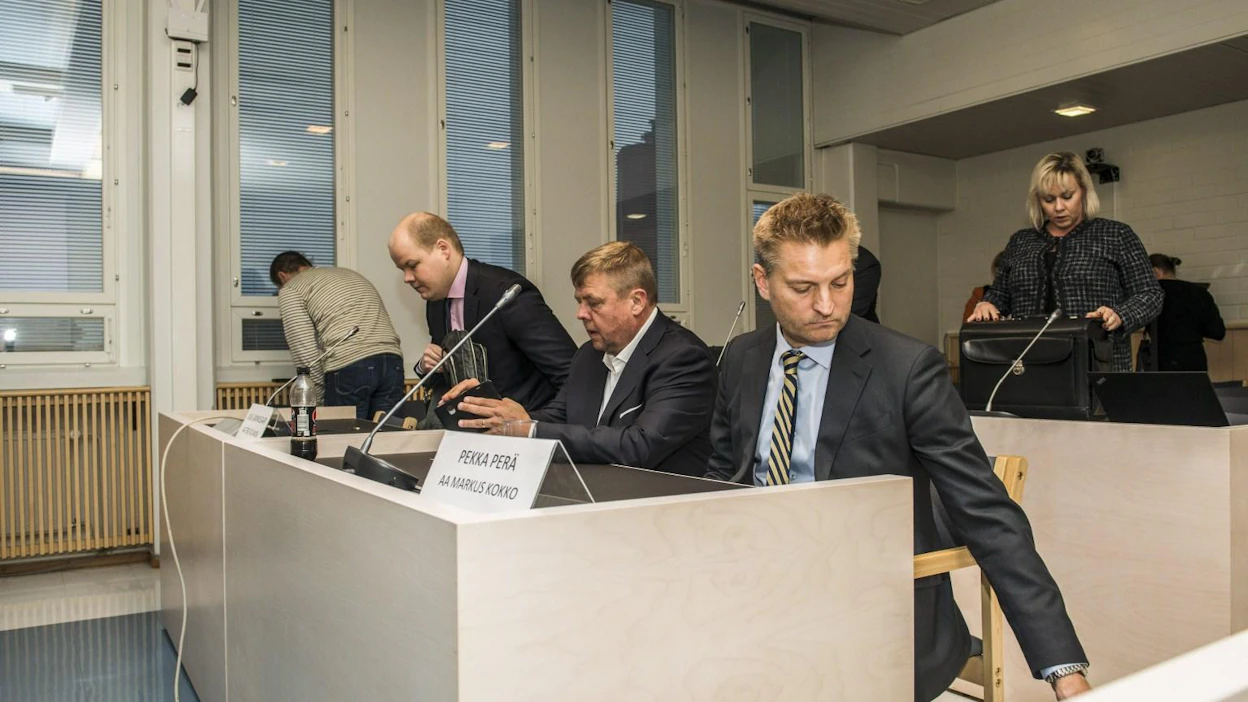 Pekka Perän (2. oik.) puolustuksen mukaan syytteessä olevia yritetään saada vastuuseen asioista, joista he eivät vastanneet. LEHTIKUVA / Kimmo Rauatmaa