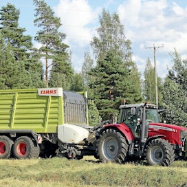 225-hevosvoimaiseksi piristetty traktori riittää Claas Cargos 8400 -kombivaunun vetäjäksi hyvin.