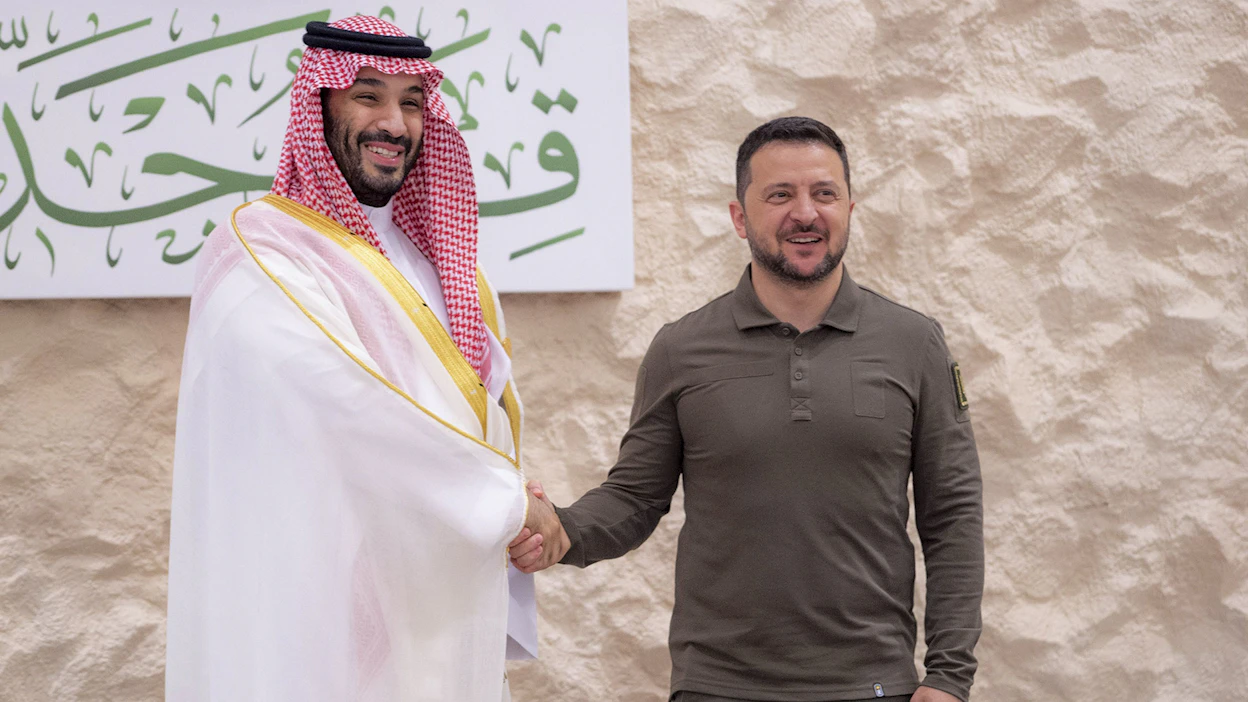 Ukraina on presidentti Volodymyr Zelenskyin (oik.) esikunnan mukaan tyytyväinen Saudi-Arabian kruununprinssin Muhammad bin Salmanin (vas.) siipien suojissa Jeddassa pidetyn 42 maan rauhankokouksen tuloksiin.
