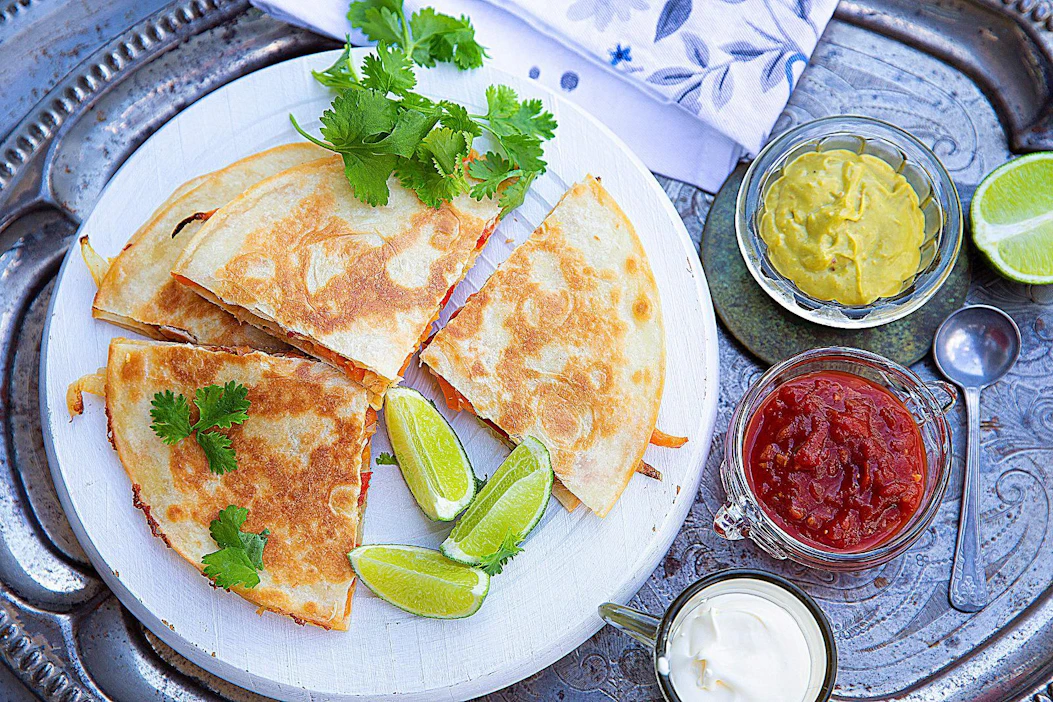 Tee kasvistäyte valmiiksi, niin saat hetkessä vaikka saunan jälkeen perheelle tosi maukkaat tortillaherkut.