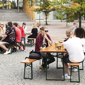 Asiakkaita ravintolan terassilla Helsingissä 31. heinäkuuta.