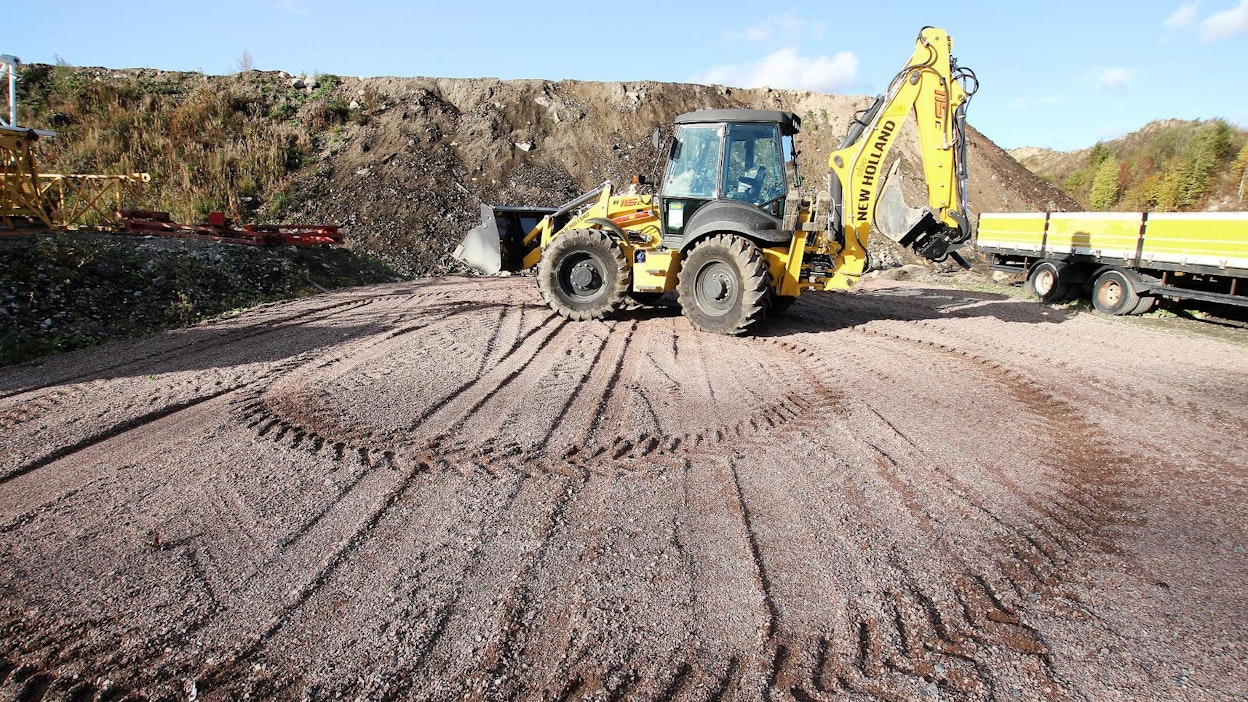 Nelipyöräohjattu New Holland pyörähtelee ketterästi. Kaivuriosa kuitenkin kiertää hieman kauempaa, mikä pitää ottaa huomioon ahtaissa paikoissa. Vakiovarusteisiin kuuluu 100 % lukko taka-akselille. Keinuva etuakseli parantaa maastokelpoisuutta.
