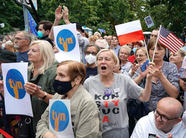 Puolan uutta medialakia vastustettiin tiistaina mielenosoituksin.