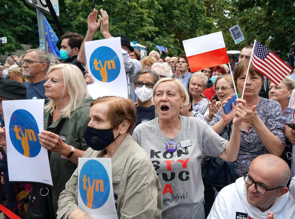 Puolan uutta medialakia vastustettiin tiistaina mielenosoituksin.