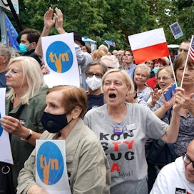 Puolan uutta medialakia vastustettiin tiistaina mielenosoituksin.