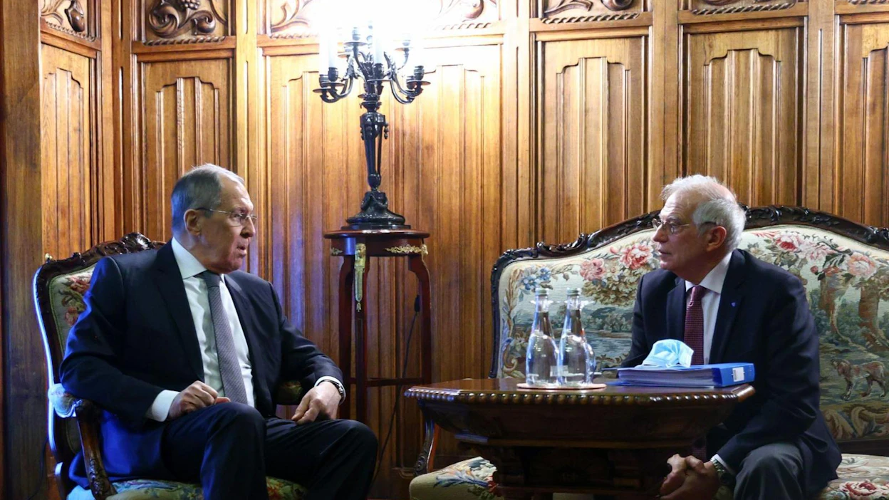 Venäjän ulkoministeri Sergei Lavrov (vas.) ja EU:n edustaja Josep Borrell tapasivat Moskovassa perjantaina. LEHTIKUVA/AFP/HANDOUT