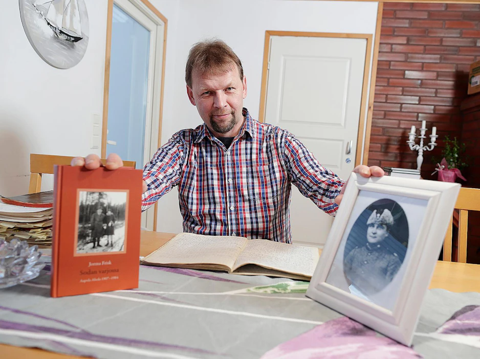 Jorma Friskin sotakirjan pääosassa on hänen edesmennyt isoisänsä, kahden sodan veteraani Abraham "Aapo" Ahola.