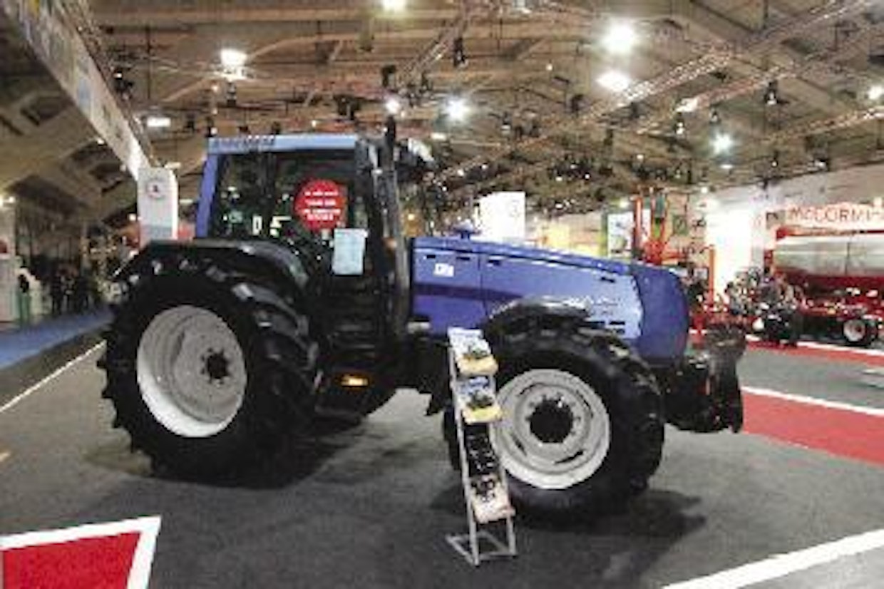 Agritechnicassa oli oma halli, jossa esiteltiin koneiden huoltoa ja korjausta. Hyvän kunnossapidon merkitystä havainnollistettiin muutaman hyvän yksilön avulla. Kuvassa olevan Valtran ikkunassa oli kyltti: ”16 vuotta vanha, 10 535 tuntia, vielä täydessä työkunnossa”. (UO)