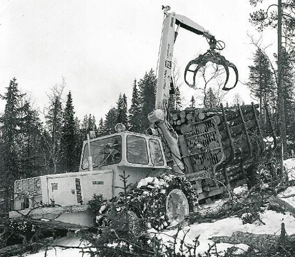 Kotimaisista telakonemerkeistä ensimmäisiä oli Fiskars, jota tehtiin pieni sarja 60-luvun lopulla. Peruskoneena on tavallinen Valmet 565-maataloustraktori, johon on lisätty lämpimän pitävä turvaohjaamo, pohjapanssari, ¾-telat, runko-ohjaus, sekä perävaunu, johon on asennettu Fiskars Tukkikurki-kuormaaja.