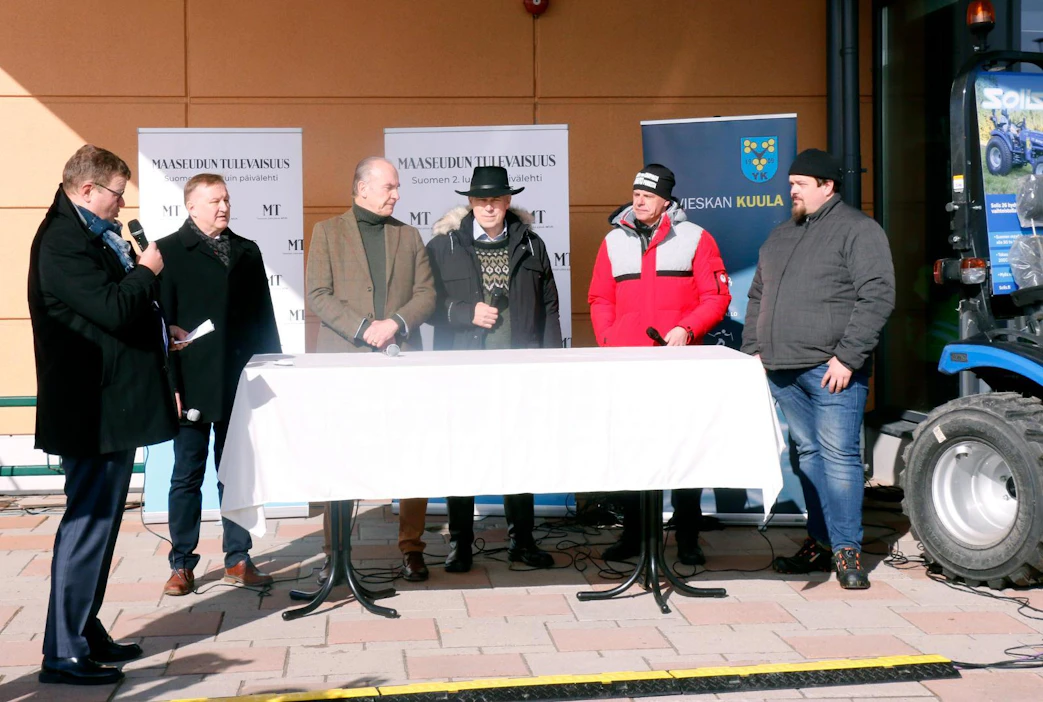MT:n päätoimittaja Jouni Kemppainen juonsi paneelikeskustelun. Kiperiin kysymyksiin vastailivat johtaja Antti Lehtisalo Maanpuolustuskoulutus MPK:sta, kansanedustaja Markku Eestilä (kok.) Iisalmesta, puheenjohtaja Juha Marttila MTK:sta, kansanedustaja Juha Pylväs (kesk.) Ylivieskasta ja maanviljelijä Antti Kangas Sievistä.