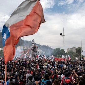 Eilen maan pääkaupungin Santiagon keskustassa marssi lähes miljoona mielenosoittajaa. LEHTIKUVA / AFP