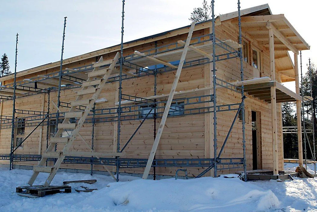 Puutalo- ja hirsitalorakentaminen kaupungissa. Oulun yliopiston Puustudion ja Hirsiteollisuuden puutalohanke.Hirsitaloja Kuivasjärven kaupingosassa Jylkynkankaalla. Puukerrostaloja Kaijonharjussa ja Linnanmaalla sekä vanhoja puutaloja Oulun keskustassa. Rehtori Jouni Koiso-Kanttila (silmälasit,harmaat hiukset), tekniikan tohtori Jari Heikkilä (lasit,tummat hiukset) ja arkkitehti Markku Karjalainen(ei silmälaseja).Rakenteilla oleva hirsitalo.
