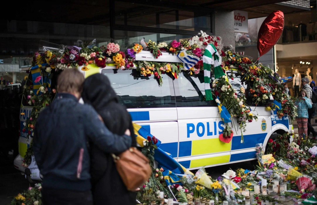 Neljä ihmistä kuoli ja 15 loukkaantui, kun kuorma-auto ajoi heidän päälleen Tukholman keskustassa. LEHTIKUVA/AFP
