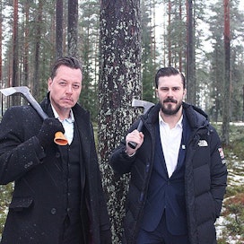 Kunnanjohtajat Sami Alasara (vas.) ja Sam Leijonanmieli näkevät suomalaisella puuosaamisella olevan vahvaa kysyntää Japanissa.